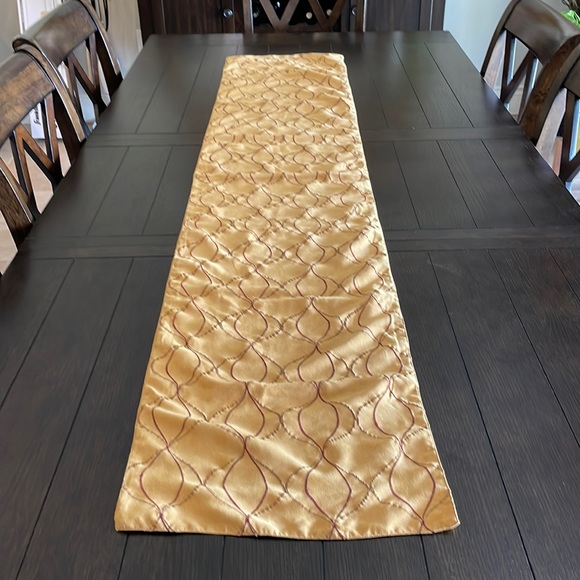 Lovely mustard colour table runner. - Picture 1 of 3